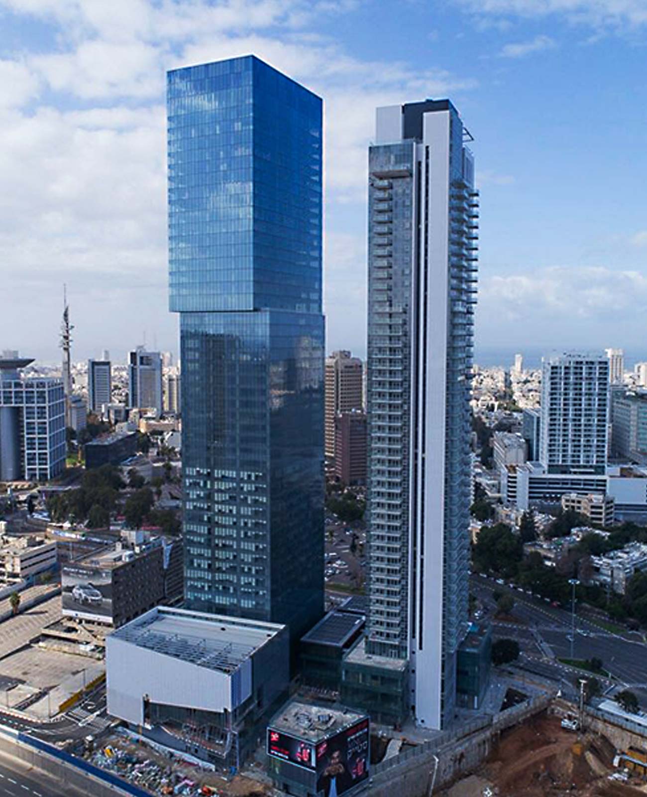 נוף עירוני תל אביבי עם בניין אלקטרה ברקע