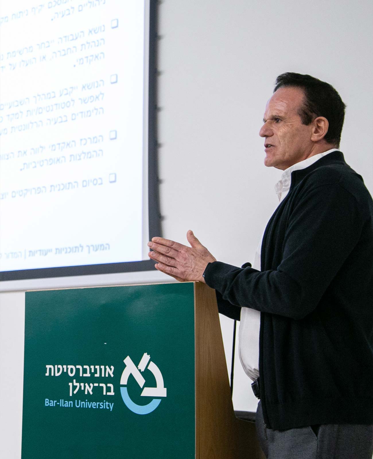 לובי משרדי מודרני עם קיר של עשבים גדלים