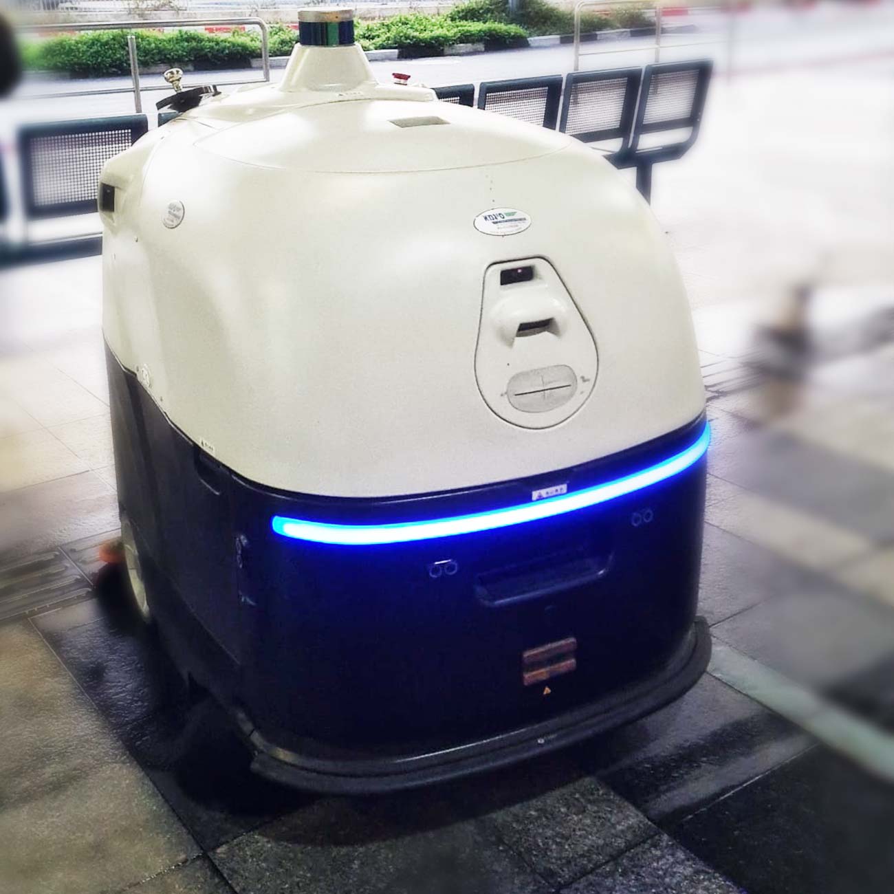 Automatic carpet cleaning machine