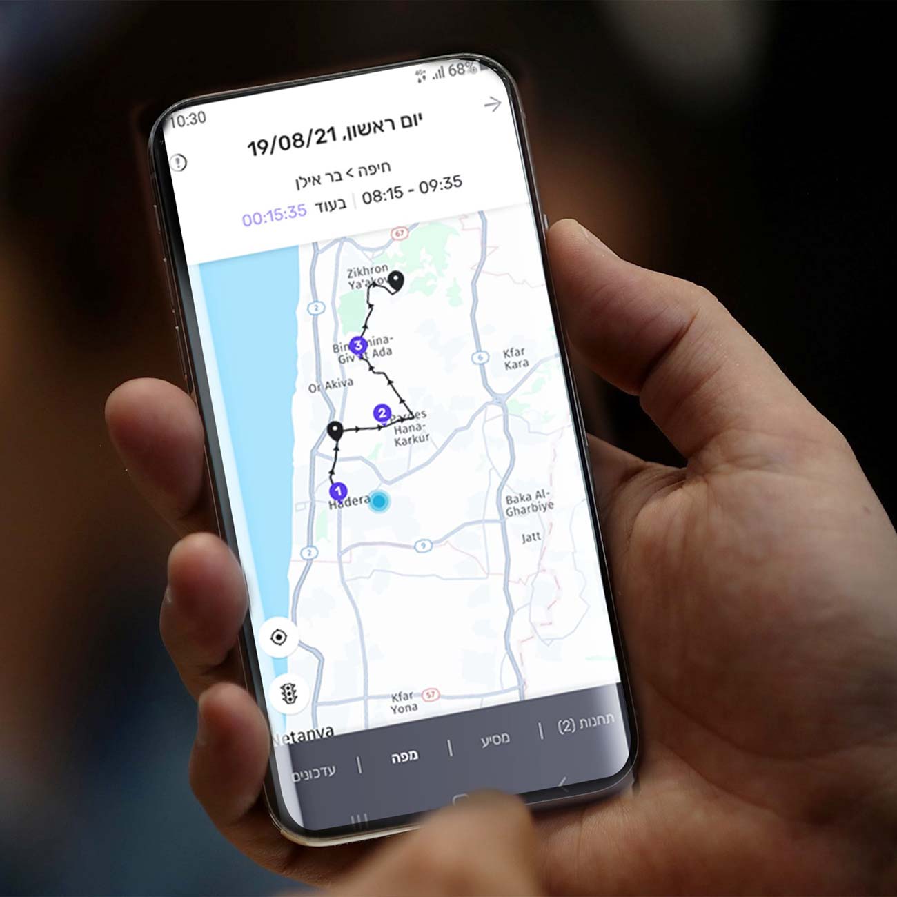 אייפון עם מסך אפליקציית מסלול המציג נקודות מיקום